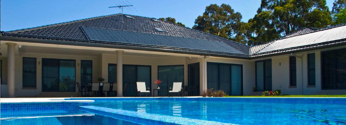 Installation sur toiture de chauffage solaire pour piscine